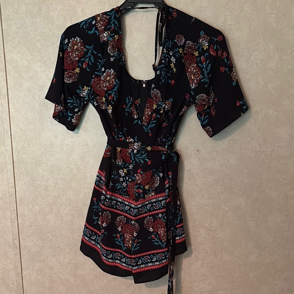 Black and Floral Flutter Sleeve Short Romper Size Large